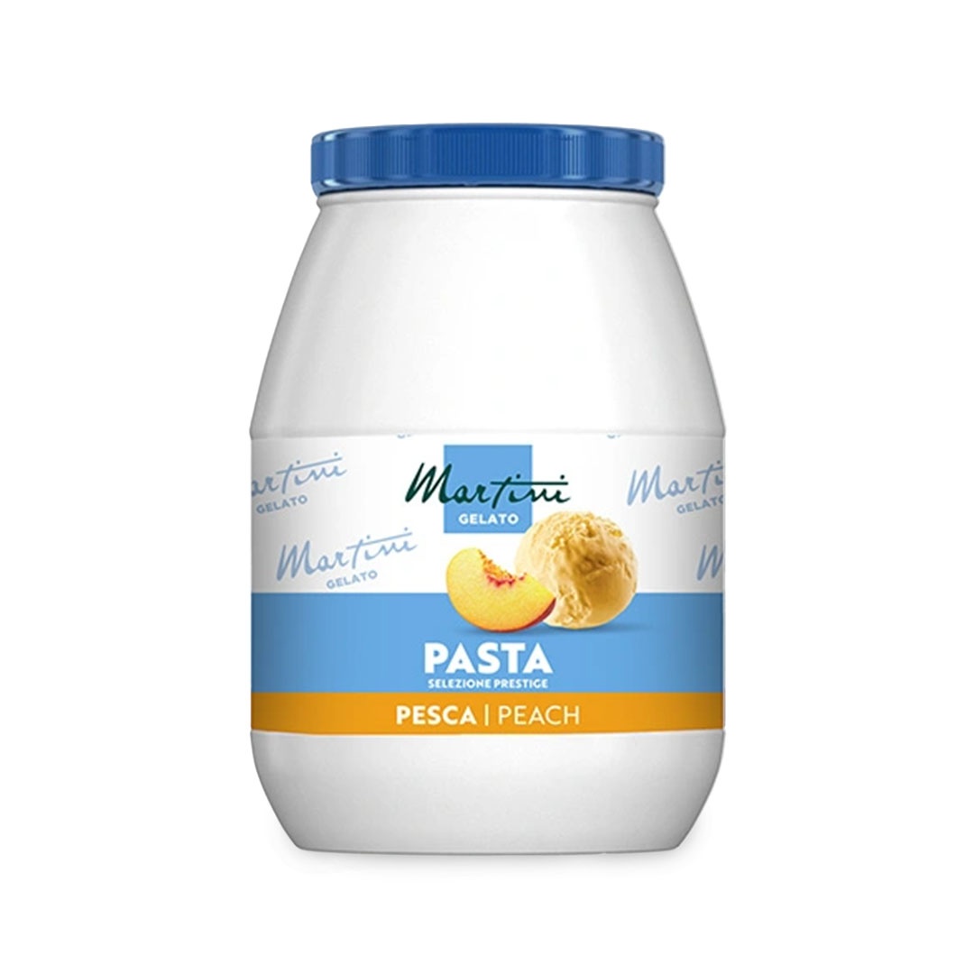 Білий пластиковий контейнер із синьою кришкою, етикетка "Martini Gelato Pasta Selezione Prestige Pesca", зі скибкою п...