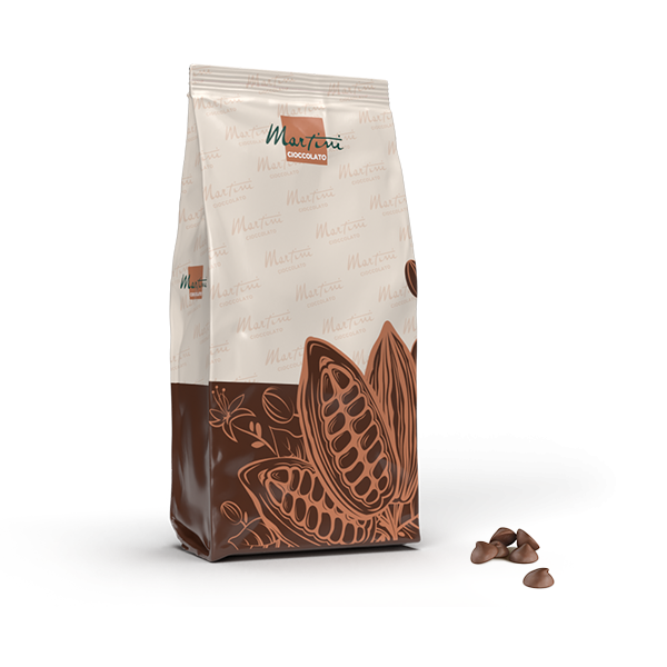 Пакет Martini Cioccolato з ілюстраціями стручків какао, поруч невелика купка шоколадних крапель.