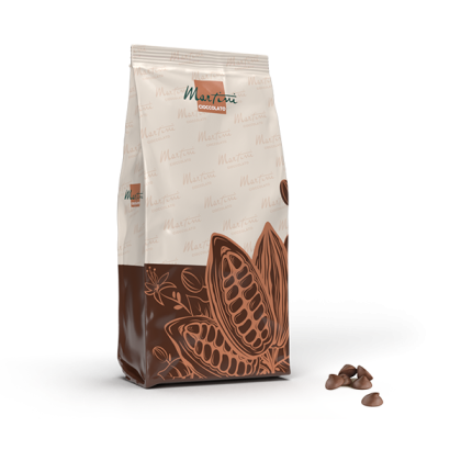 Пакет Martini Cioccolato з ілюстраціями стручків какао, поруч невелика купка шоколадних крапель.