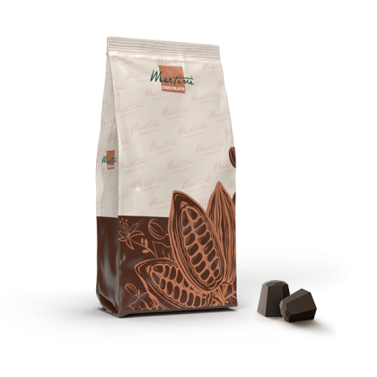 Кремово-коричнева упаковка Martini Cioccolato з ілюстраціями стручків какао, поруч дві чорні шоколадні цукерки.