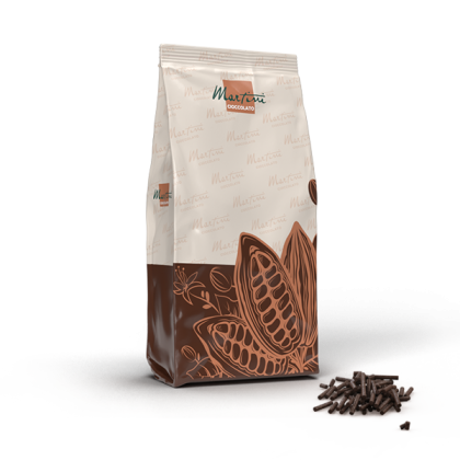 Пакет-стійка з шоколадом Martini Cioccolato з малюнком стручка какао, поруч купка шоколадної стружки.