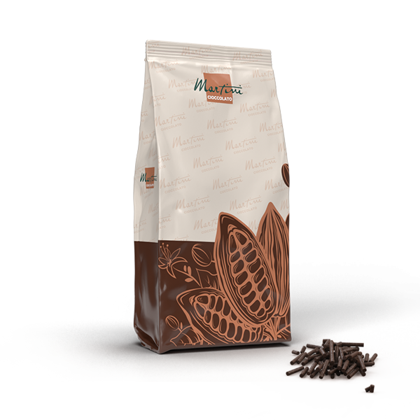 Пакет-стійка з шоколадом Martini Cioccolato з малюнком стручка какао, поруч купка шоколадної стружки.