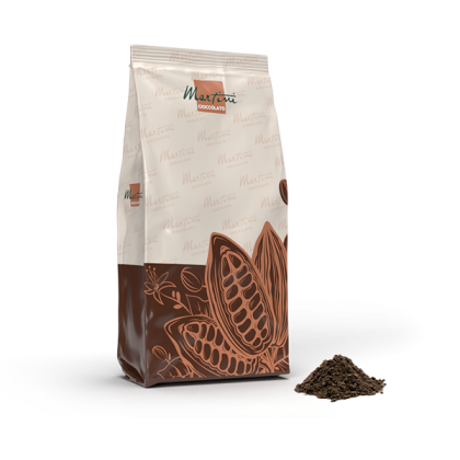 Пакет какао-порошку Martini Cioccolato з ілюстрацією стручка какао, поруч невелика купка розсипчастого какао-порошку.