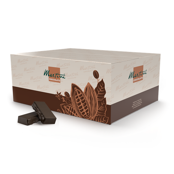 Кремово-коричнева упаковка Martini Cioccolato з малюнком стручків какао, поруч дві складені плитки чорного шоколаду.