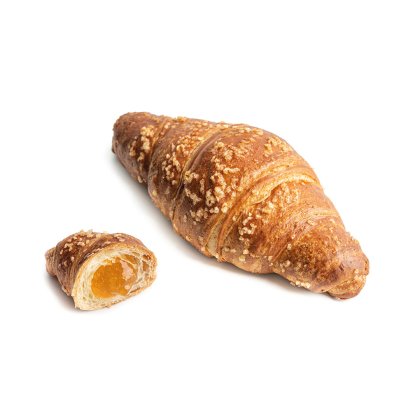 Цілий круасан, посипаний цукром, поруч із половинкою з абрикосовим джемом, на білому тлі.