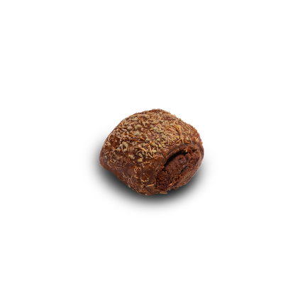 Кругла шоколадна трюфельна цукерка brigadeiro в хрусткій посипці, надкушена з кремовою серединкою.