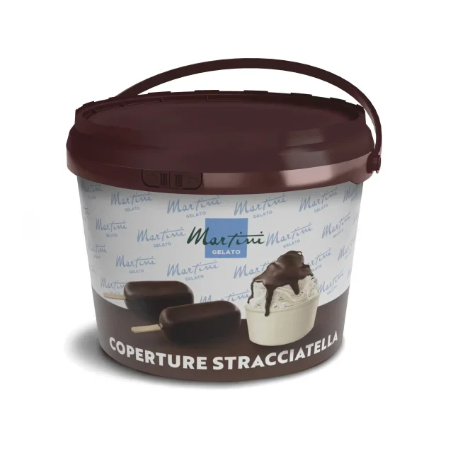 Коричневе пластикове відро шоколадної глазурі Martini Gelato з етикеткою "Coperture Stracciatella", з батончиком у шо...