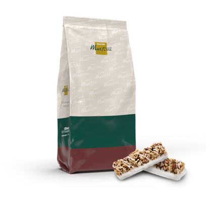 Пакет Master Martini із зелено-червоною етикеткою поруч із двома батончиками granola з білим шоколадом
