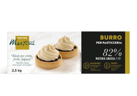 Упаковка Master Martini Burro per Pasticceria, коробка 2,5 кг, 82% жиру, з двома тартами зі збитими вершками.