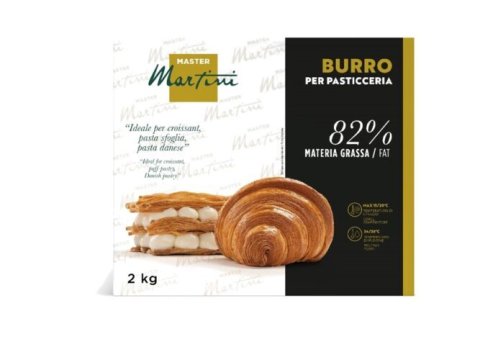 Упаковка Master Martini 2кг кондитерського масла з 82% жиру, з круасаном та листковим тістом з кремом.