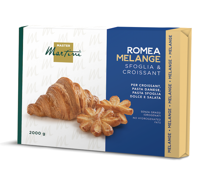 Упаковка 2000г жиру Master Martini Romea Melange для круасанів, з круасаном та випічкою у формі зірки.