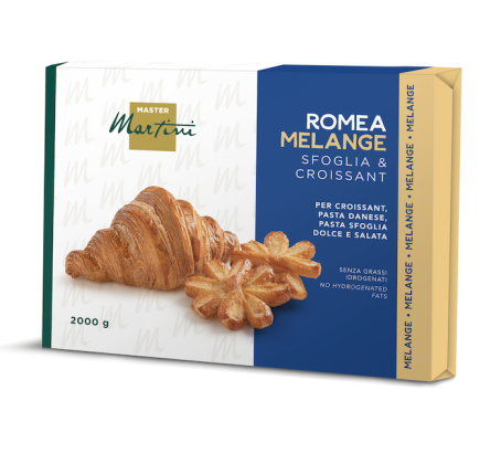 Упаковка 2000г жиру Master Martini Romea Melange для круасанів, з круасаном та випічкою у формі зірки.